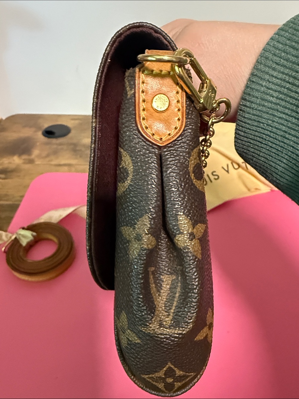 Louis Vuitton Monogram Favorite MM Shoulder Bag with Gold Chain Strap - Picture 5 of 16